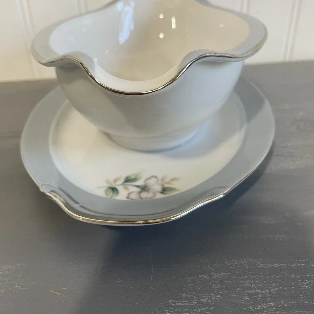 Vintage Harmony‎ House Sheraton Gray Band White Flower Gravy Boat